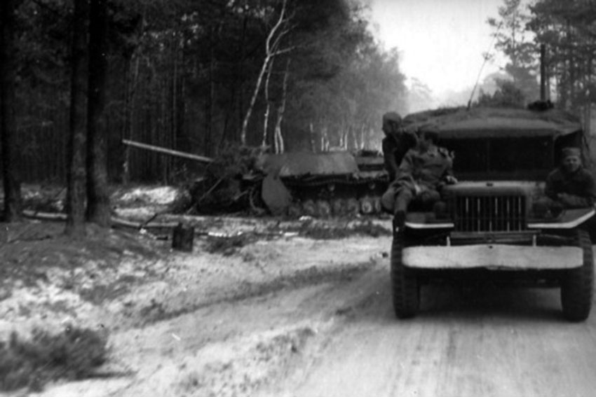 Panzer IV  70 (V), разбитый во время боевых действий на окраине...