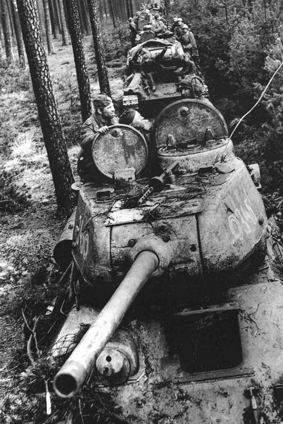 Остановка в лесу Т-34-85 перед штурмом Берлина. Фото 1945 год.