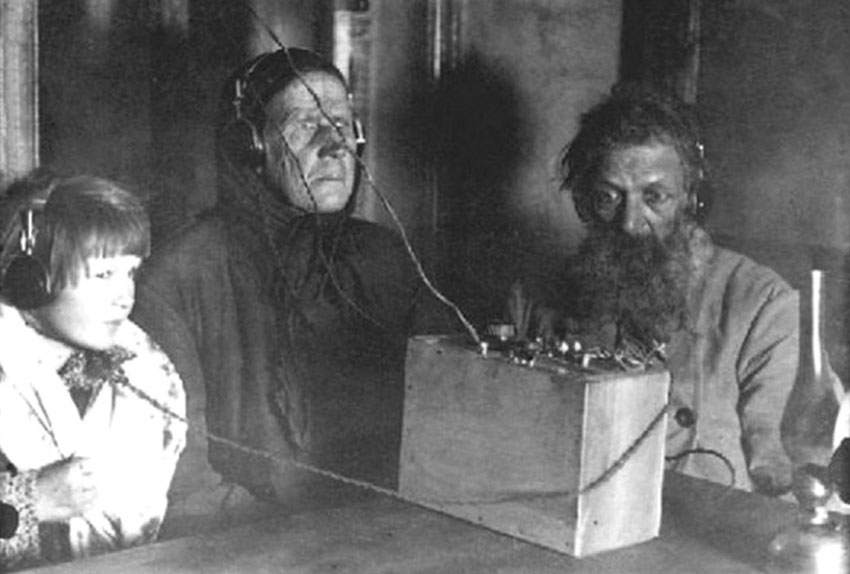 В советскую деревню пришло радио, 1928 год.
