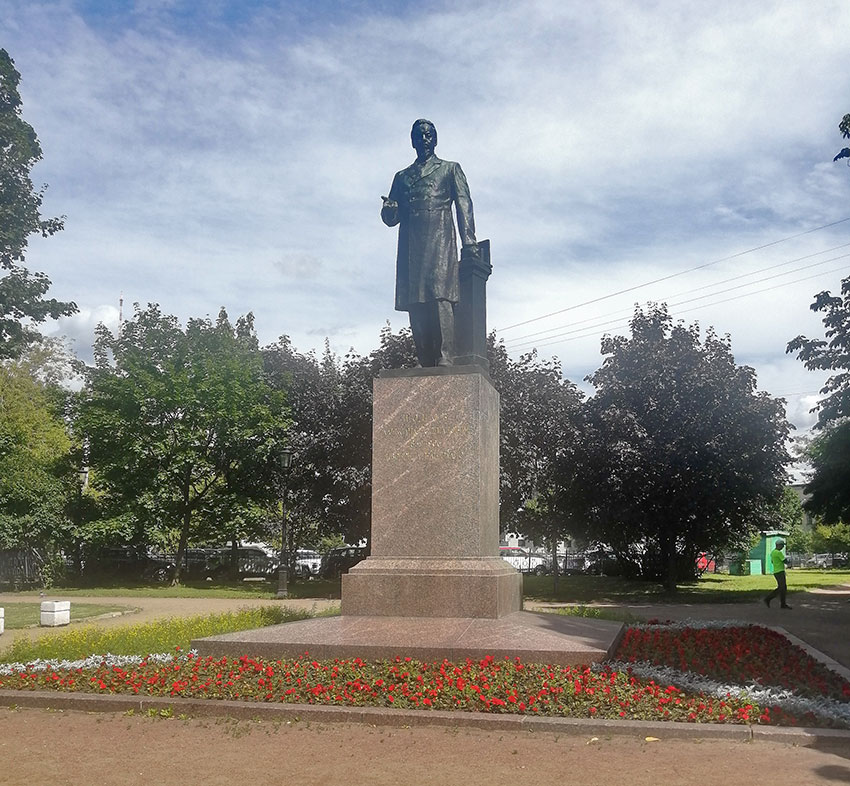Памятник Александру Степановичу Попову находится в  Санкт...