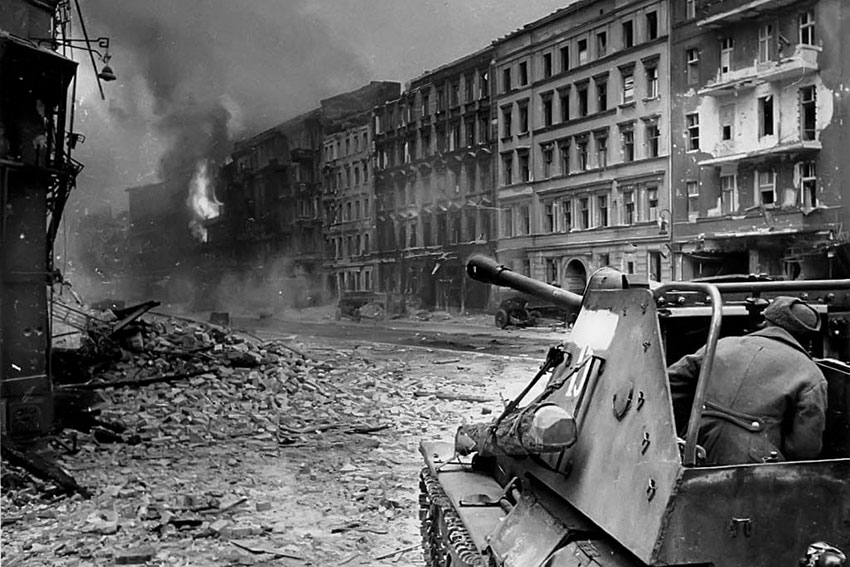 На улицах Берлина на переднем СУ-76.