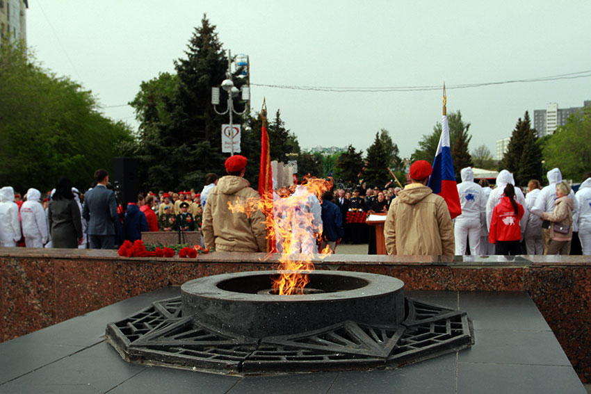 У стелы «Героям фронта и тыла 1941-1945 гг.»