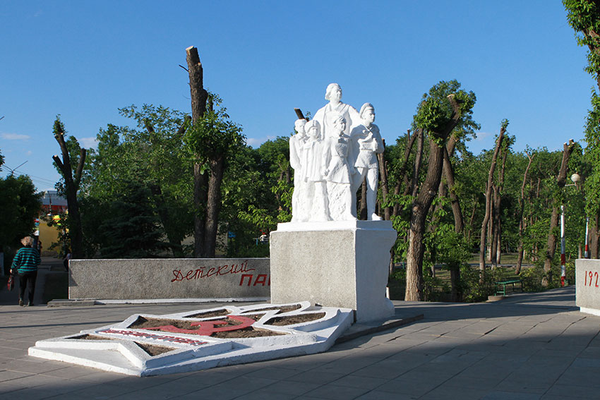 Памятник регулярно весной реставрируют.