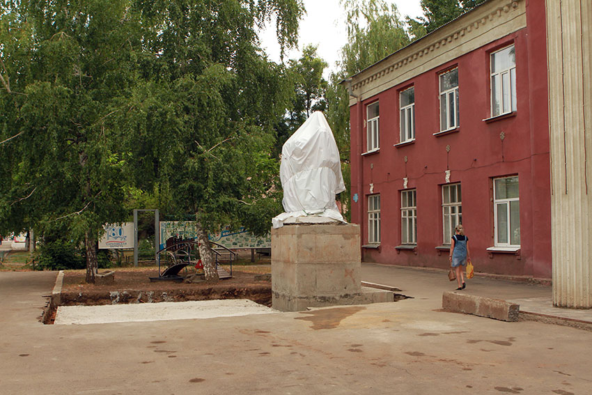 Установка памятника "Крупская и дети пионеры – герои" на...