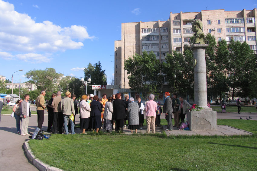 6 июня в сквере около бюста любители поэзии возлагали цветы...