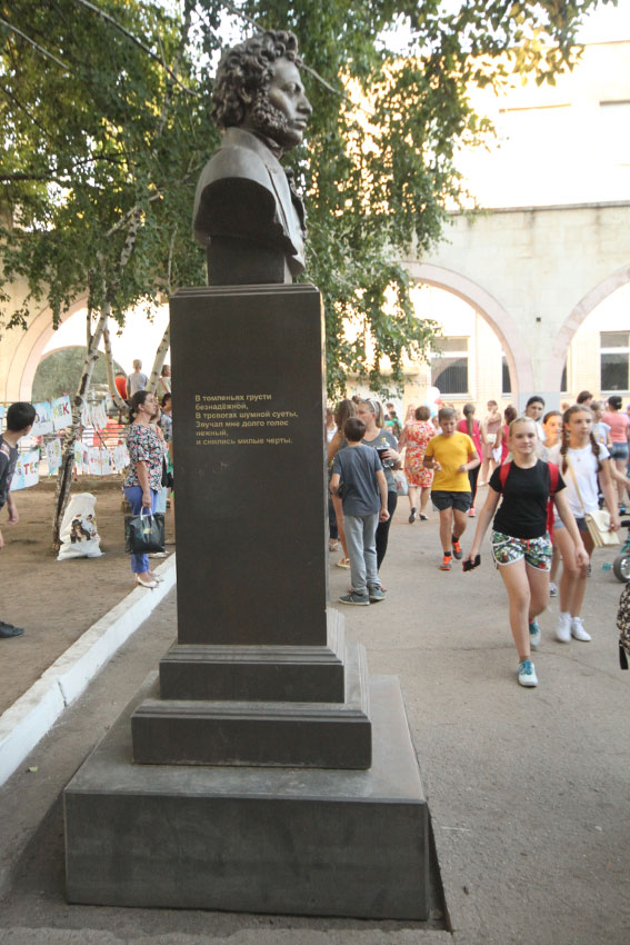 В 2015 году во дворе школы №32 установлен стандартный памятник...