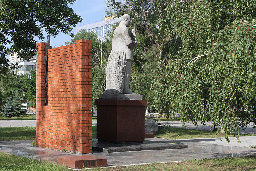 Располагается памятник в центре города на площади Кирова,...