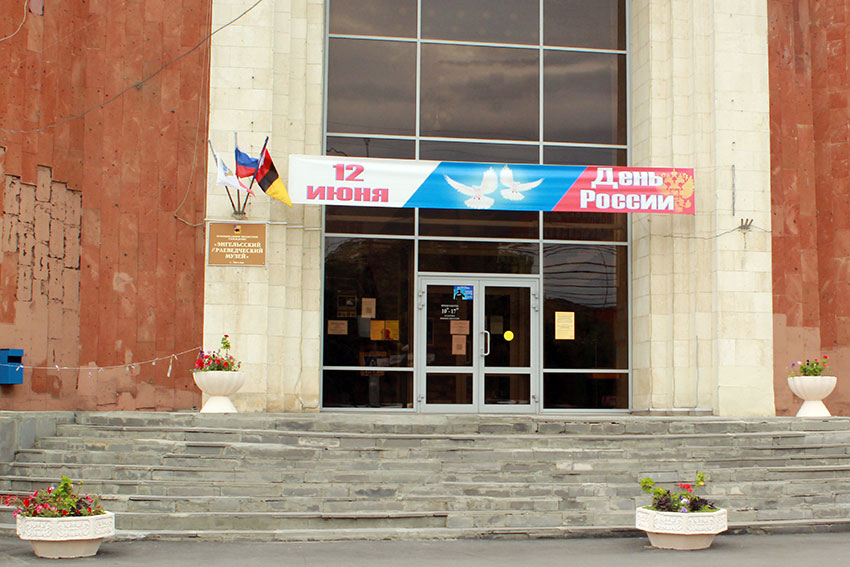 Само торжество начали отмечать два года спустя. Постановление...