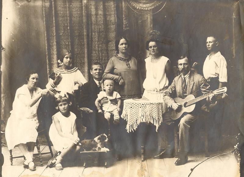 Фотограф Я. Диденко с гитарой в кругу семьи. Фотограф Я. Диденко с гитарой в кругу семьи.