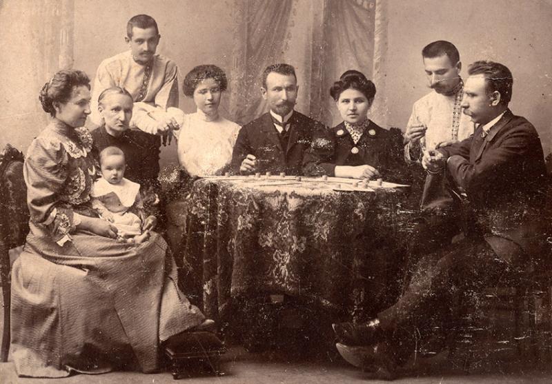 Фотограф К. Запорожцев (с право) с членами семьи.
Фотограф К. Запорожцев (с право) с членами семьи.