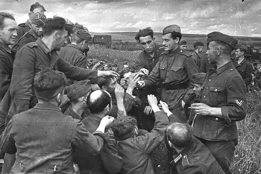 Советский лейтенант угощает куревом немецких военнопленных...