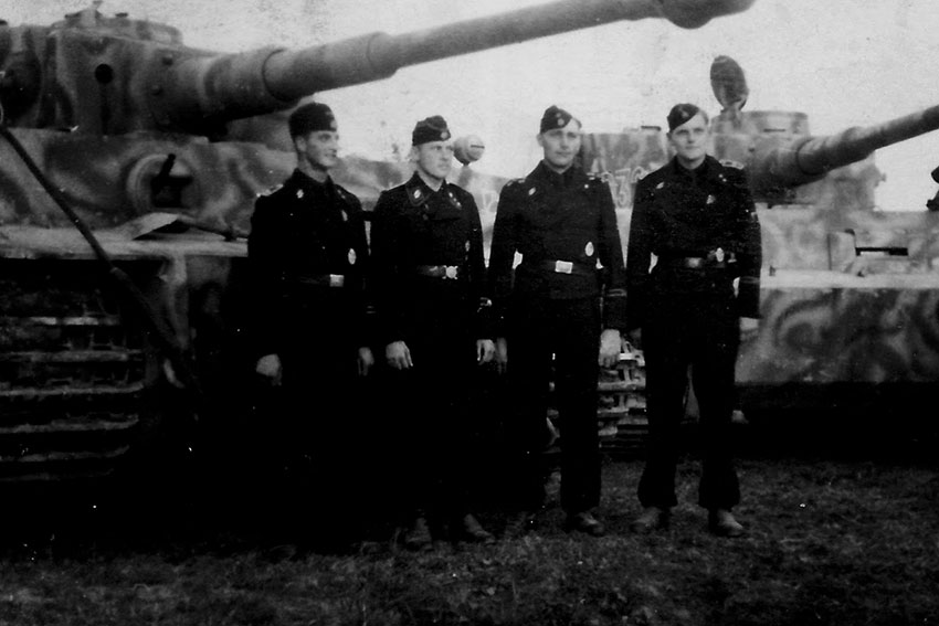 Pz.-Kpfw VI "Тигр" перед битвой, 1943 год.