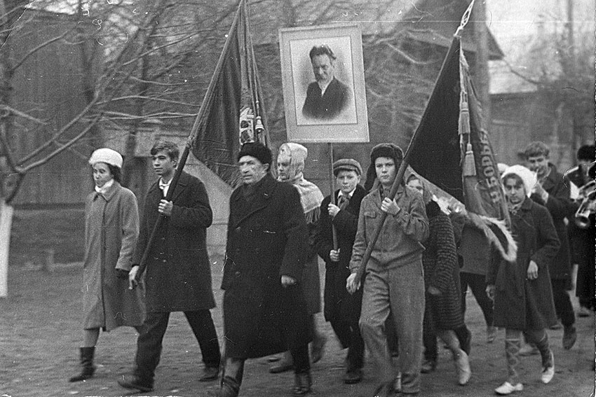 В 1960 году в школе обучалось 947 учащихся. В школе имелось... В 1960 году в школе обучалось 947 учащихся. В школе имелось...
