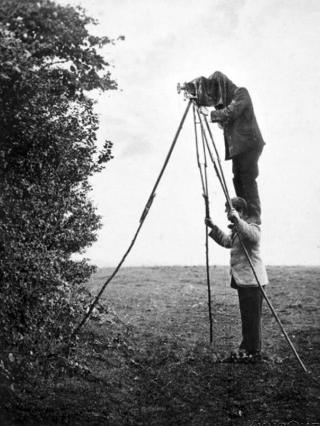 Английский фотограф дикой природы стоит на ассистенте,...