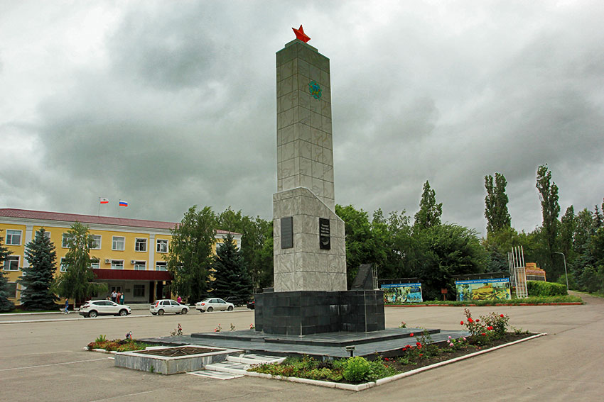 Обелиск на центральной площади.