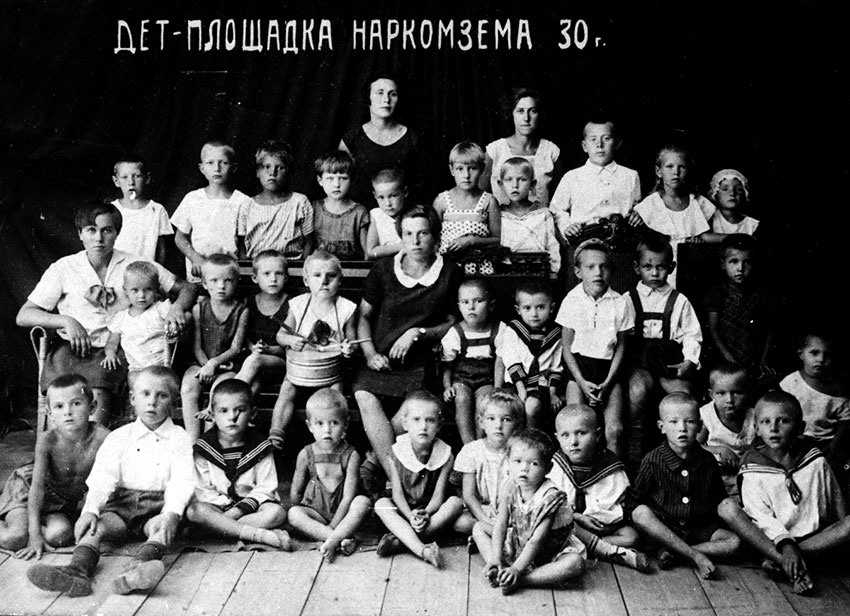 Тысячи трудящихся учатся Тысячи трудящихся учатся