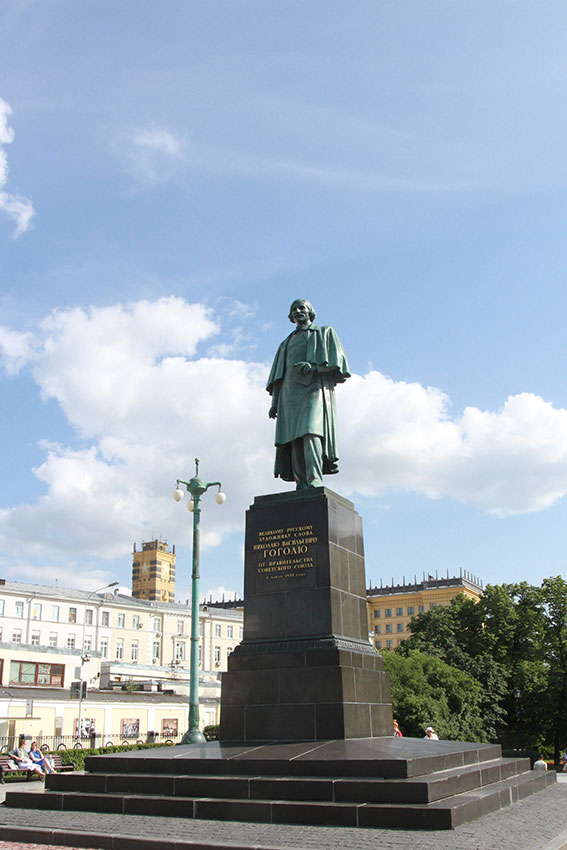 "Великому русскому художнику слова Николаю Васильевичу...