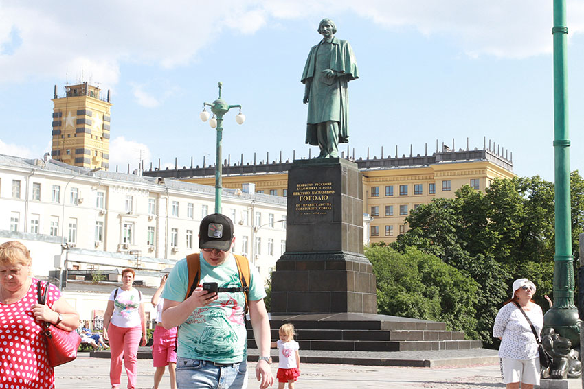 Памятник Николаю Гоголю на Гоголевском бульваре находится...