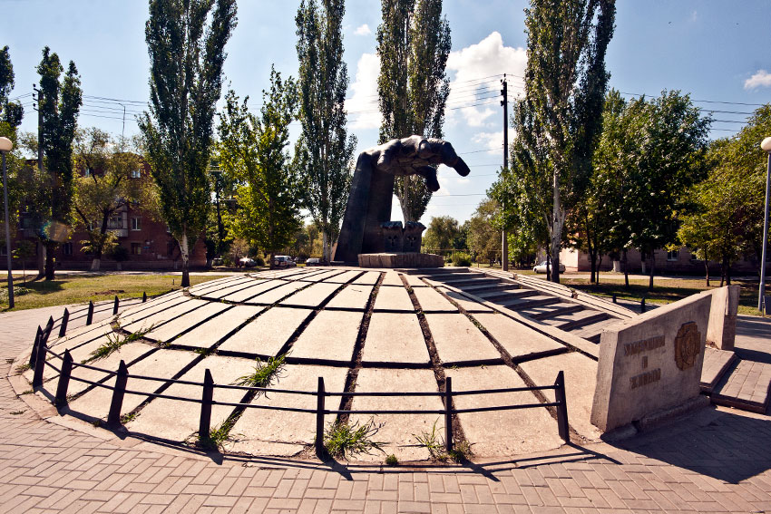 Это памятник из чёрного гранита в память о тех жителях нашего...
