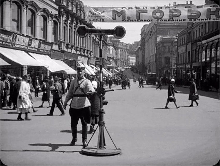 Регулировщик с семафором на улице Кузнецкий мост. Москва,...