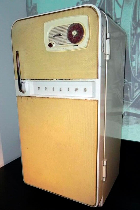 Холодильник Phillips со встроенным радиоприёмником, 1956 год.
