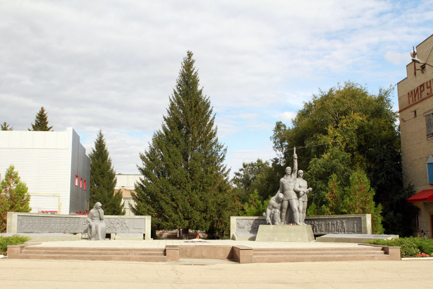 Мемориал состоит из двух частей, центральными элементами...