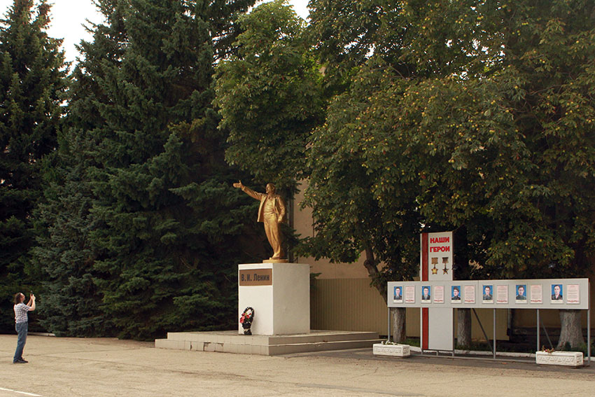 Традиционный типовой В. И. Ленин у здания администрации...