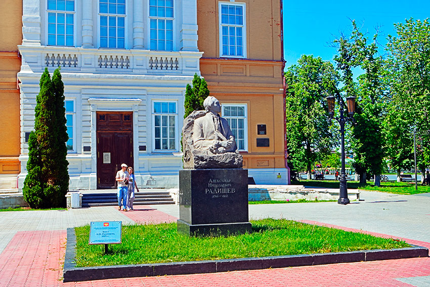 Памятник Александру Николаевичу Радищеву
