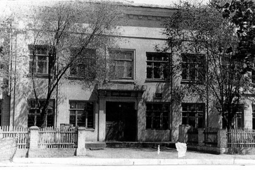 Старое здание школы было построено в 1939 году. Оно находилось... Старое здание школы было построено в 1939 году. Оно находилось...
