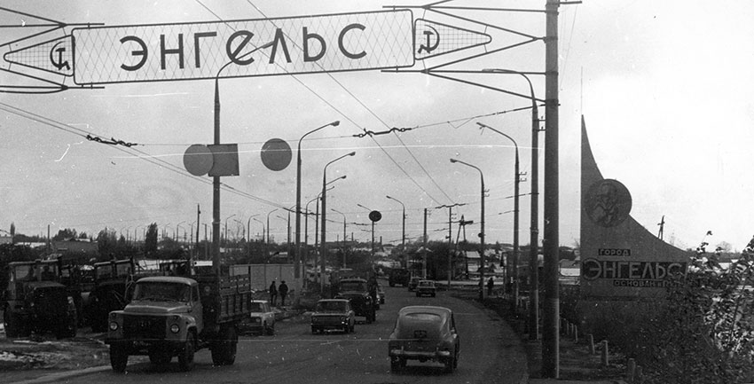 Первая стела установлена после открытие моста в 1965 году.