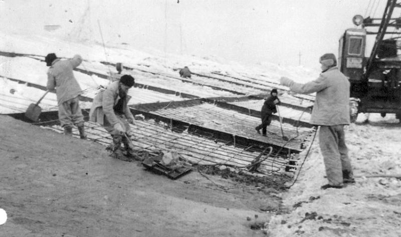 Крепление откосов дамбы желеобетоном. Ок. 1958 г.