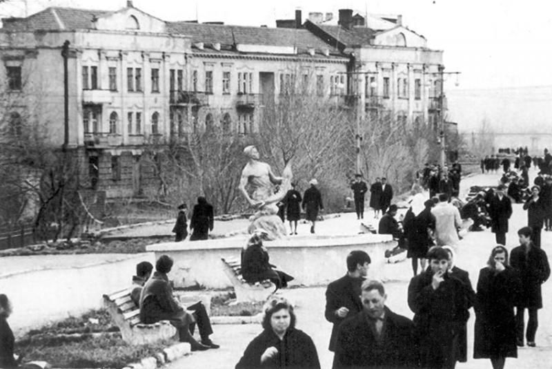 Изюминка набережной - фонтан с рыбаком. Такой была набережная...