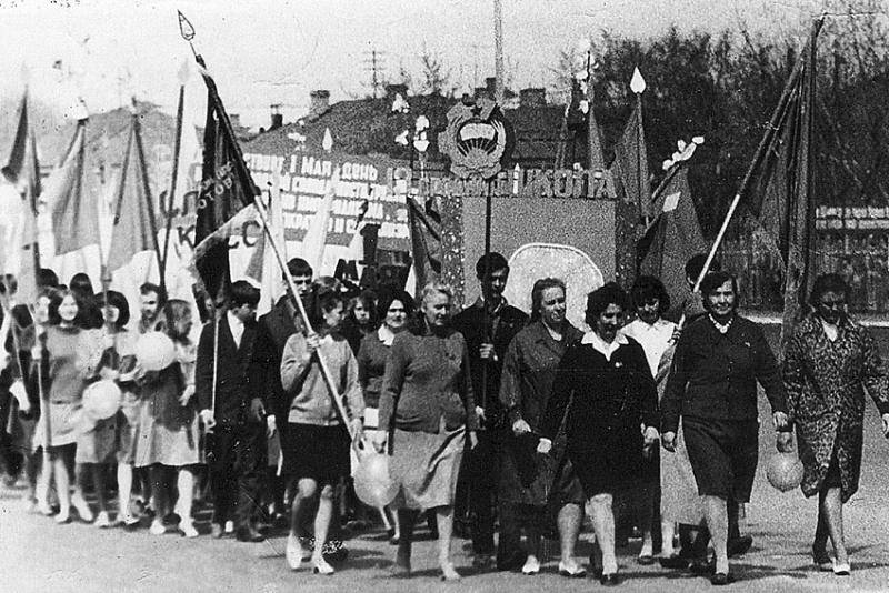 Первомайская демонстрация 1970 г. 13-я ср. школа на площади....