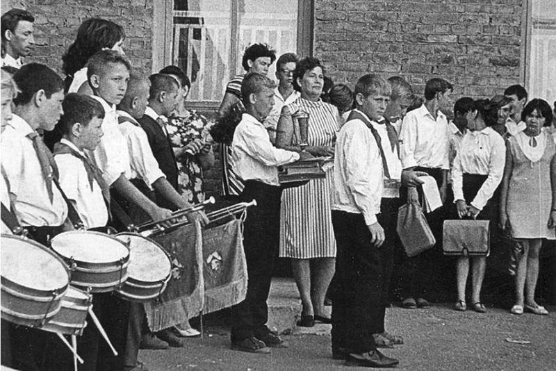 13-я ср. школа. Пионерская атрибутика. 1969 г. Фото предоставлено...