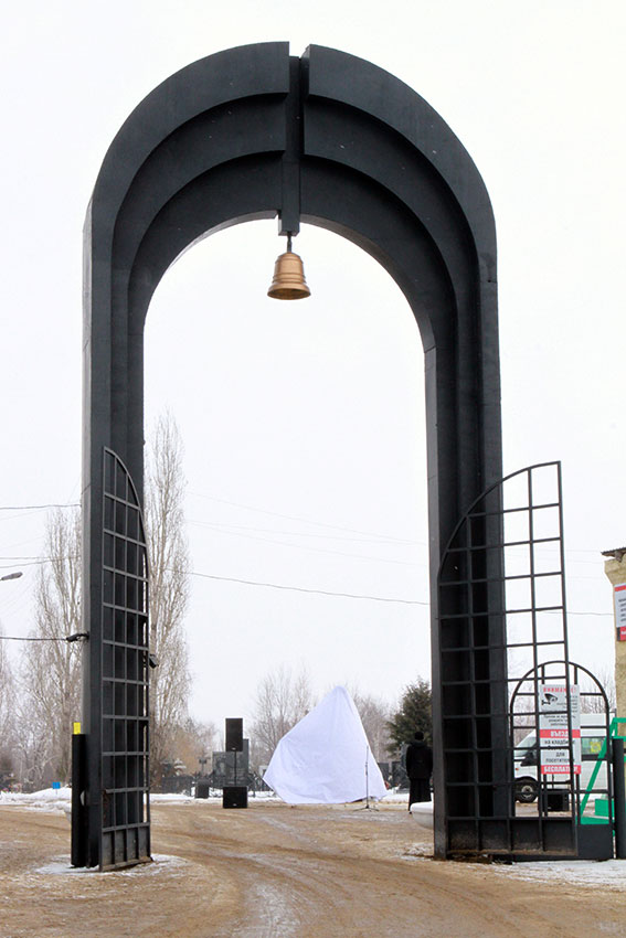 Памятник установлен на Восточном кладбище г. Энгельса по...