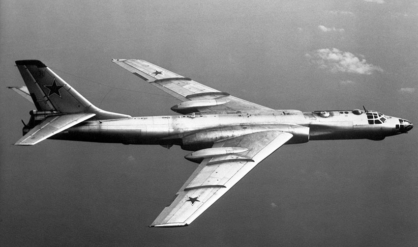 В конце 1955 - в начале 1956 гг. прибыли Ту-16  на аэродром Энгельс...