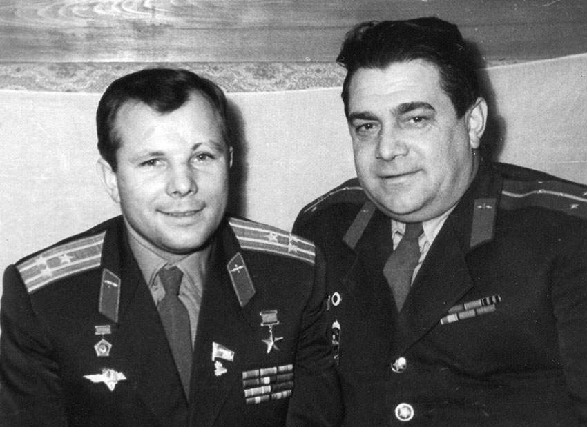 Среди людей, приветствующих его в городке, он не увидел...