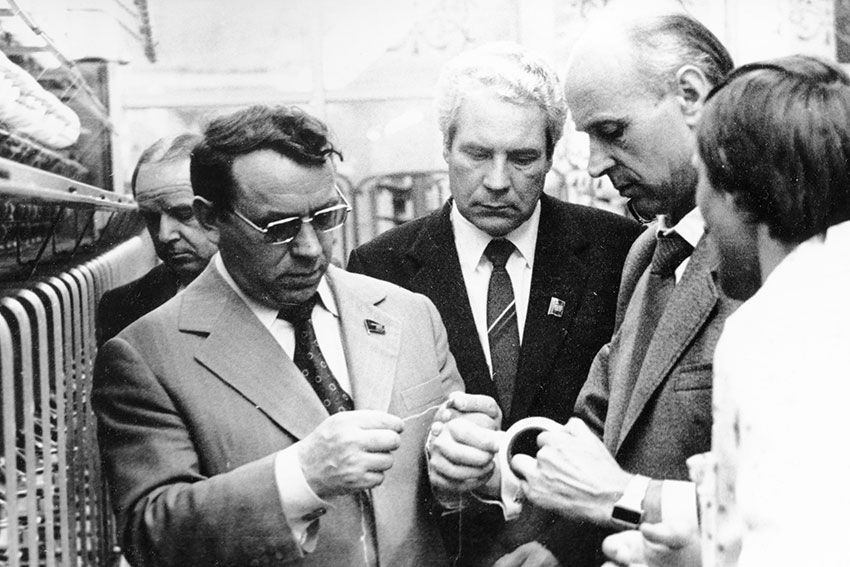 В том же 1965 году в вузах на средства завода обучались 20 человек.... В том же 1965 году в вузах на средства завода обучались 20 человек....