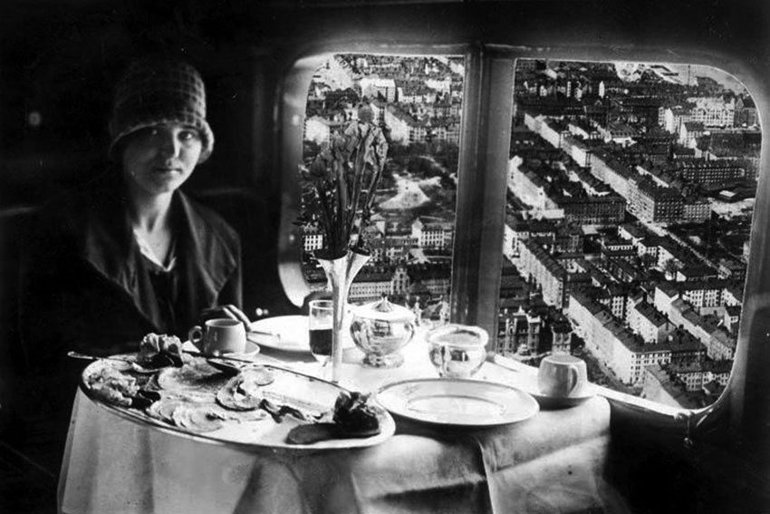 Ha бopту caмолeта, лeтящего из Бepлина в Париж, 1929 год.