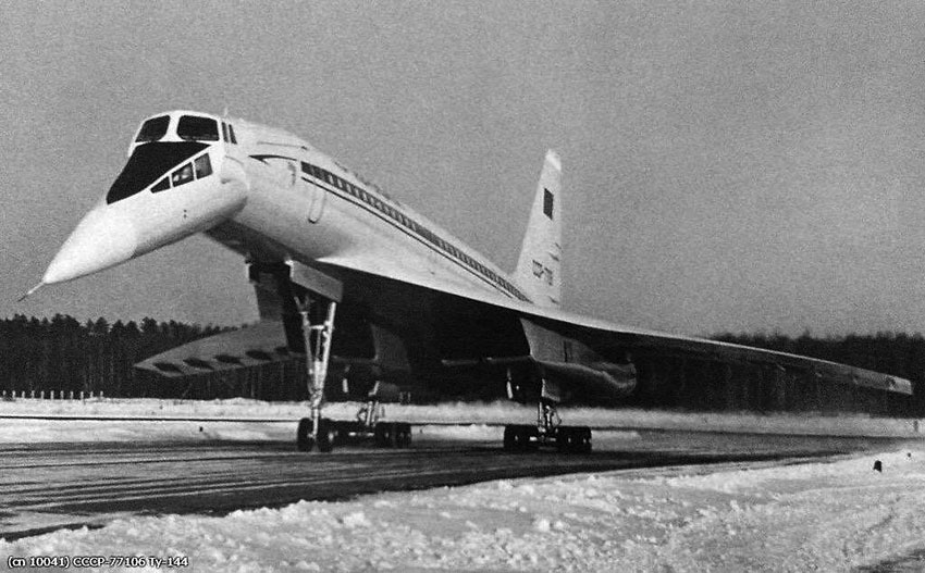 Дебютный показ Ту-144 - советского сверхзвукового пассажирского...