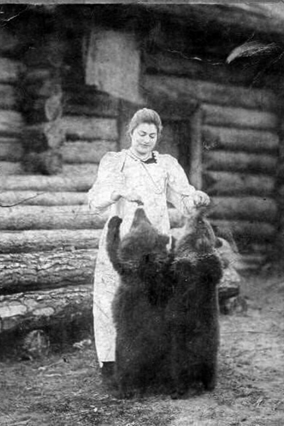 Сибирячка и зашедшие в гости медвежата, 1900-е года. Сибирячка и зашедшие в гости медвежата, 1900-е года.