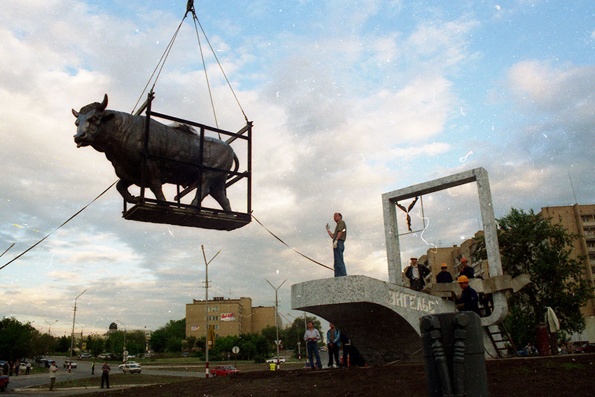 11 июня 2003 год. установка памятника на постамент.