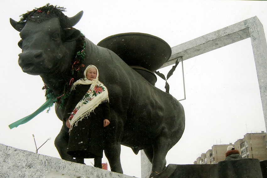 2009 году в начале года бык был украшен венком.