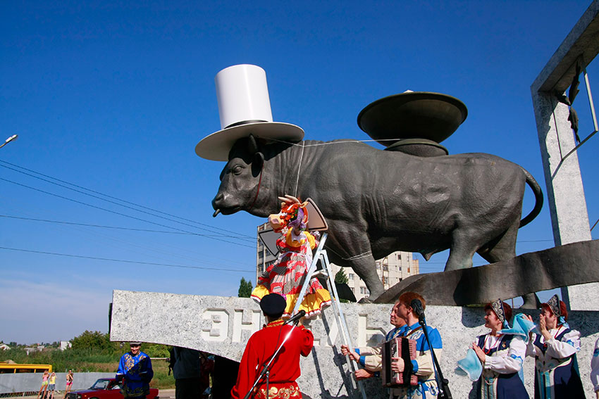 На «Дне города» целый день бык был со шляпой, август 2008 год.