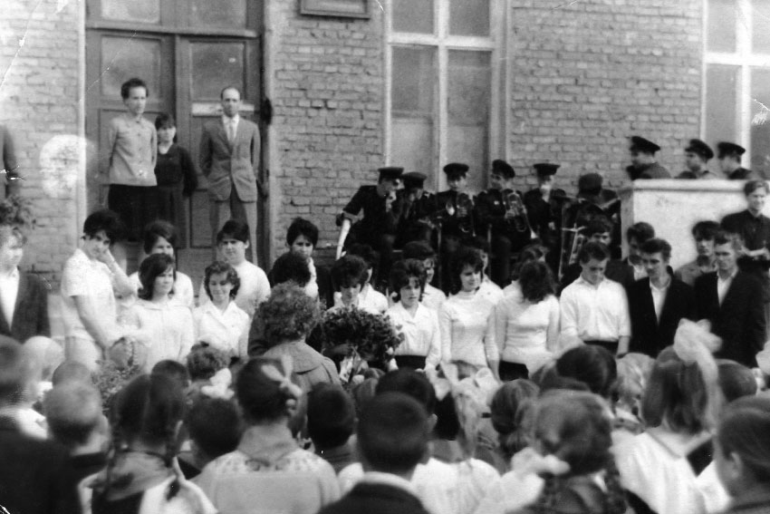 Последний звонок, 1965 год. В центре директор СШ № 3 А. И. Шехматов.