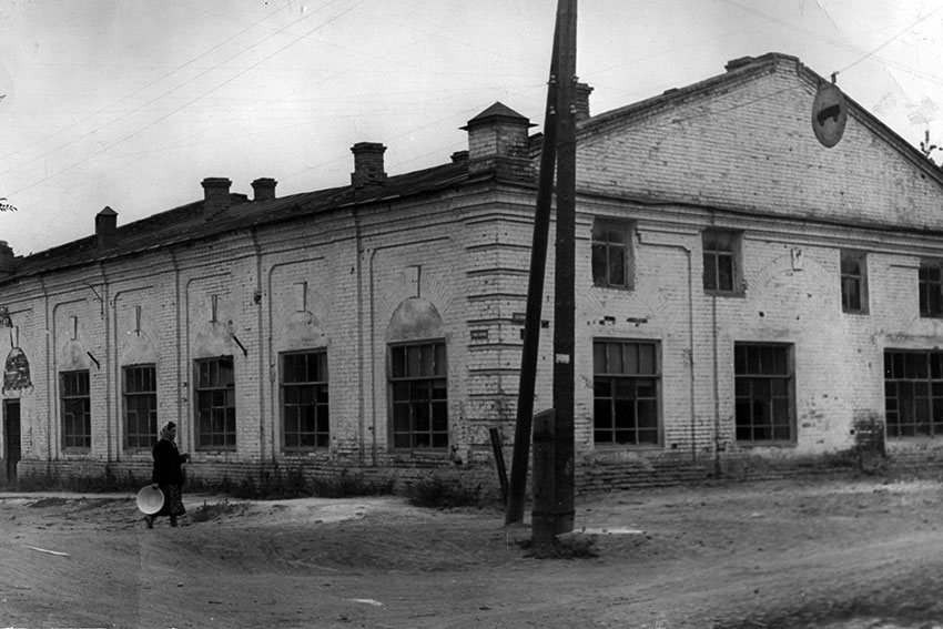 7 июля в здании электростанции собрались земский начальник...