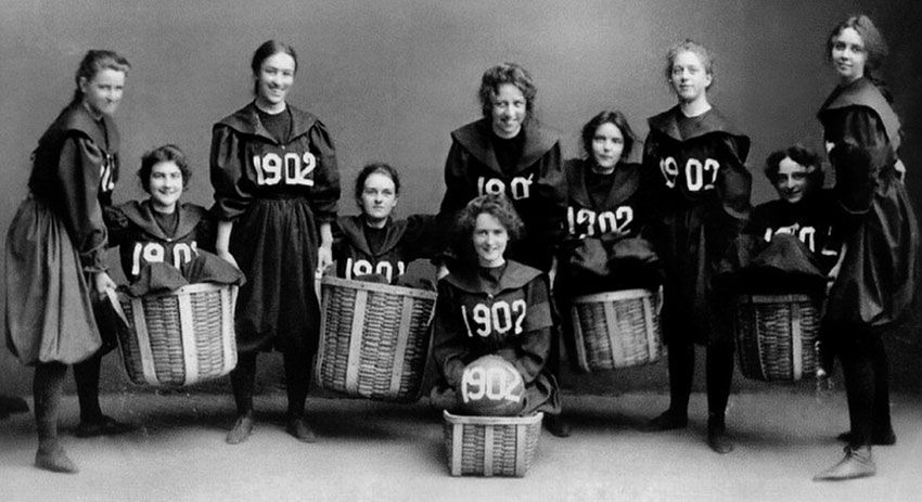 Первая официальная женская баскетбольная команда, 1902 год