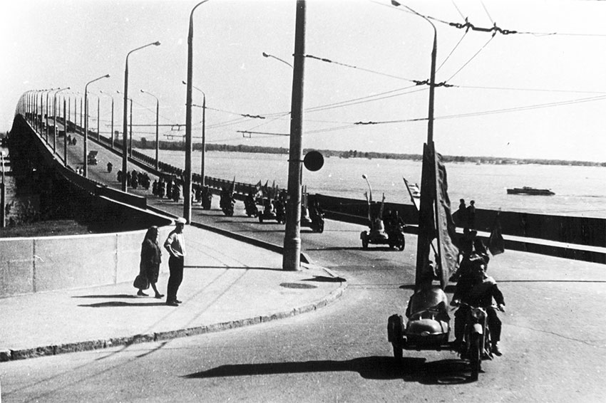 Как рассказывают очевидцы, Косыгин осмотрел и новый мост...