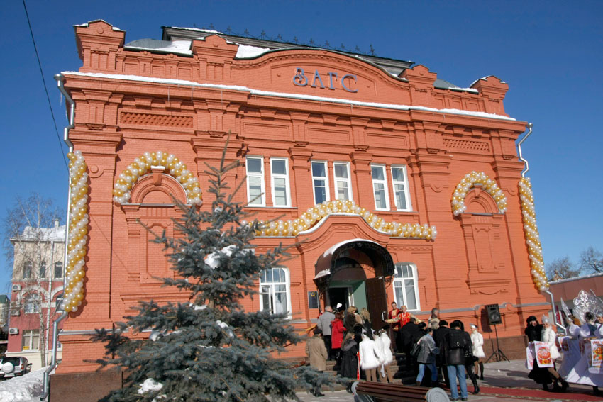После реставрации в 12 апреля 2010 года при большём скопление...