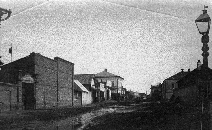 И уже в январе 1914 года десять улиц стали освещаться электричеством....